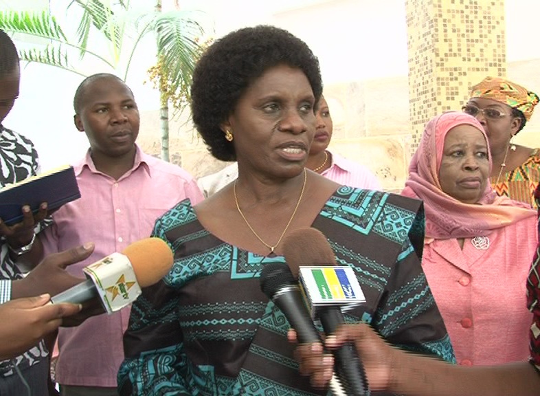 Spika wa Bunge amesema sio jukumu lake kuwaondoa wenyeviti wa kamati za Bunge ambao wanatuhumiwa katika sakata la Escrow.