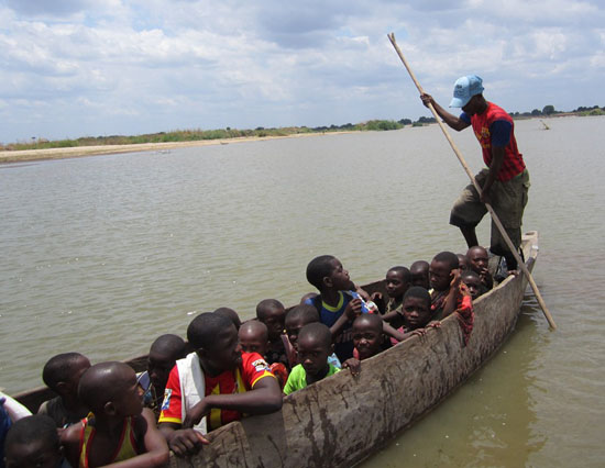 Warudia usafiri wa mtumbwi baada ya kivuko kugonga mwamba na kuvunjika gia Mtwara.