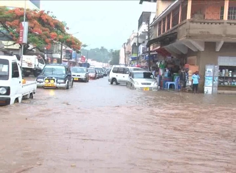 MOROGORO MJINI YAKUMBWA NA MAFURIKO,MADUKA YAJAA MAJI,MAGARI YAKWAMA